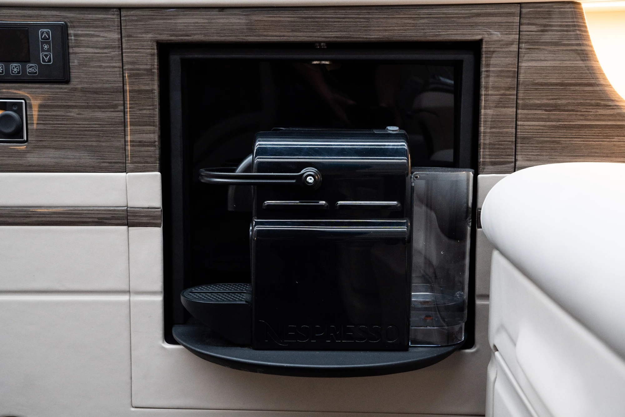 Кофемашина Nespresso с поворотным механизмом